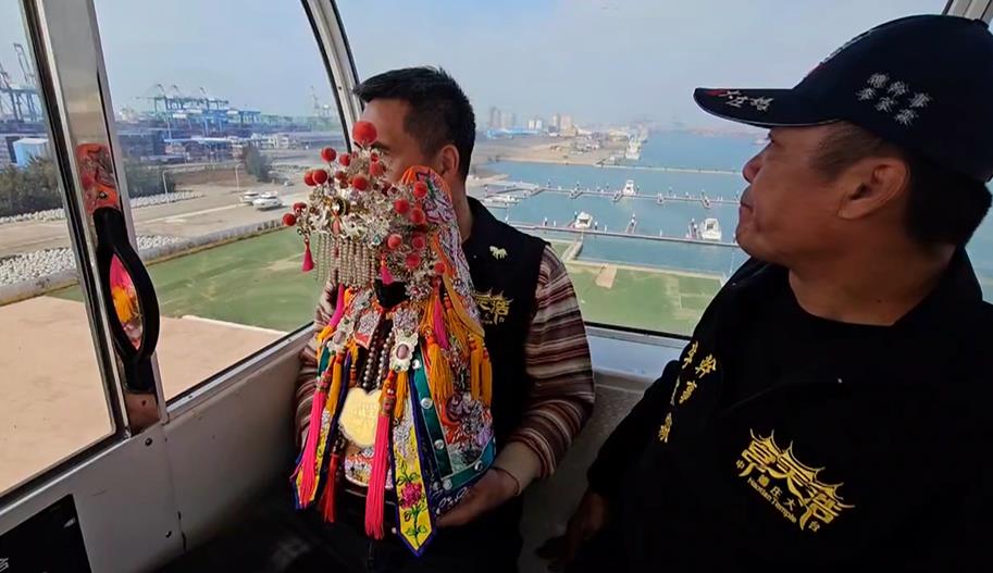 新年奇景!旱溪媽賜福百貨業績長紅 「眾生平安」大庄媽竟搭摩天輪賜福
