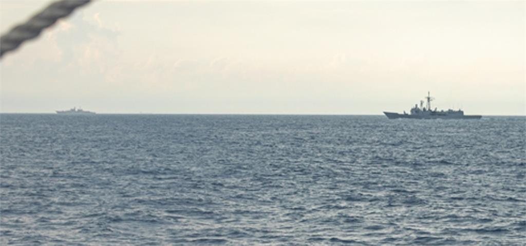 美軍巡洋艦穿越台海意外「與台灣軍艦同框」！超稀有畫面完整曝光