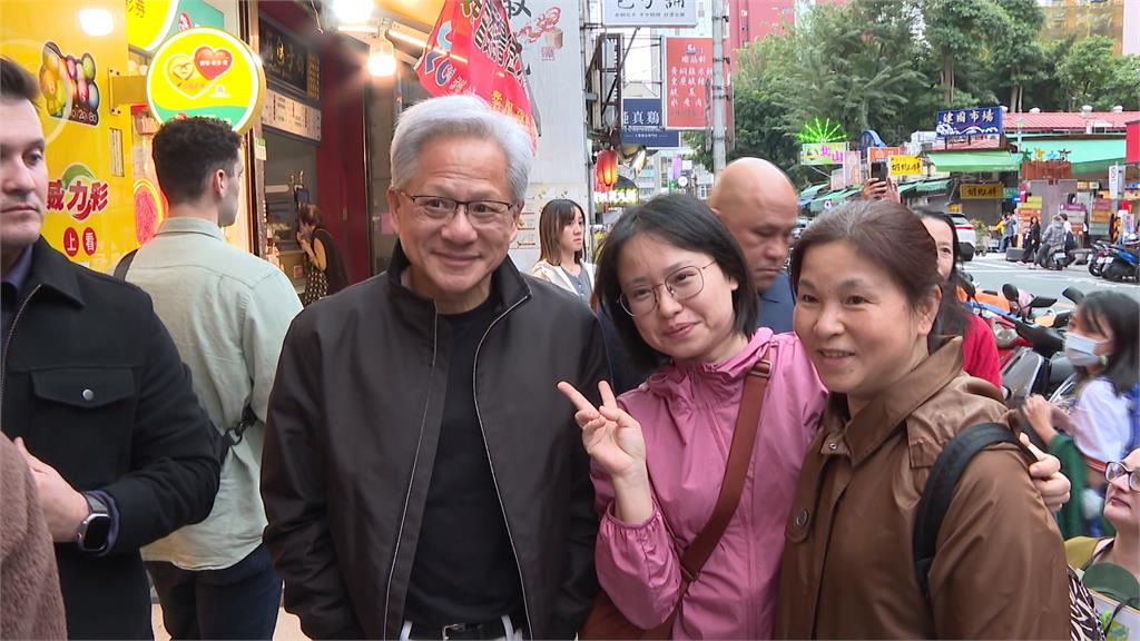 黃仁勳帶家人悄悄訪台　北上逛街買蜜餞行程滿檔喊「好累」