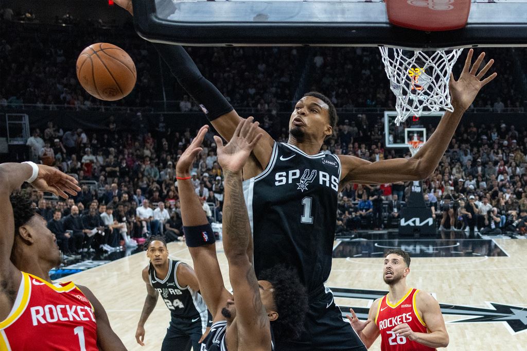 NBA(影)/224公分斑馬竟被蓋火鍋!文班亞馬籃下慘遭封阻 全場球迷看傻眼