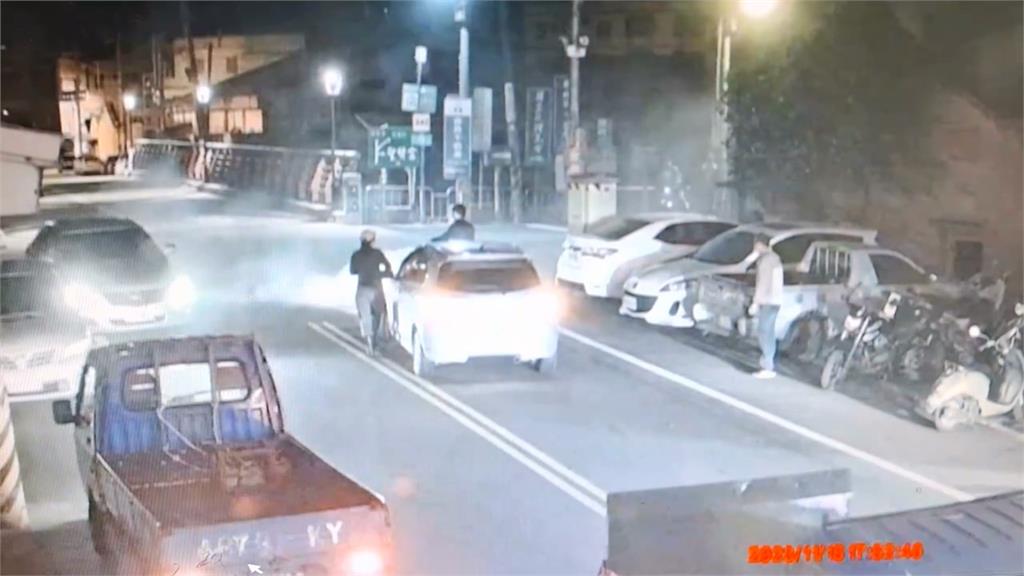 機車擦撞倒地起火 路人幫忙滅火、騎士趁亂落跑