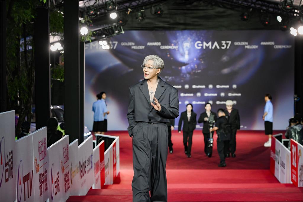 金曲37／李竺芯正面開大招「頂超巨芒果」登紅毯！ØZI深V西裝帥翻全場
