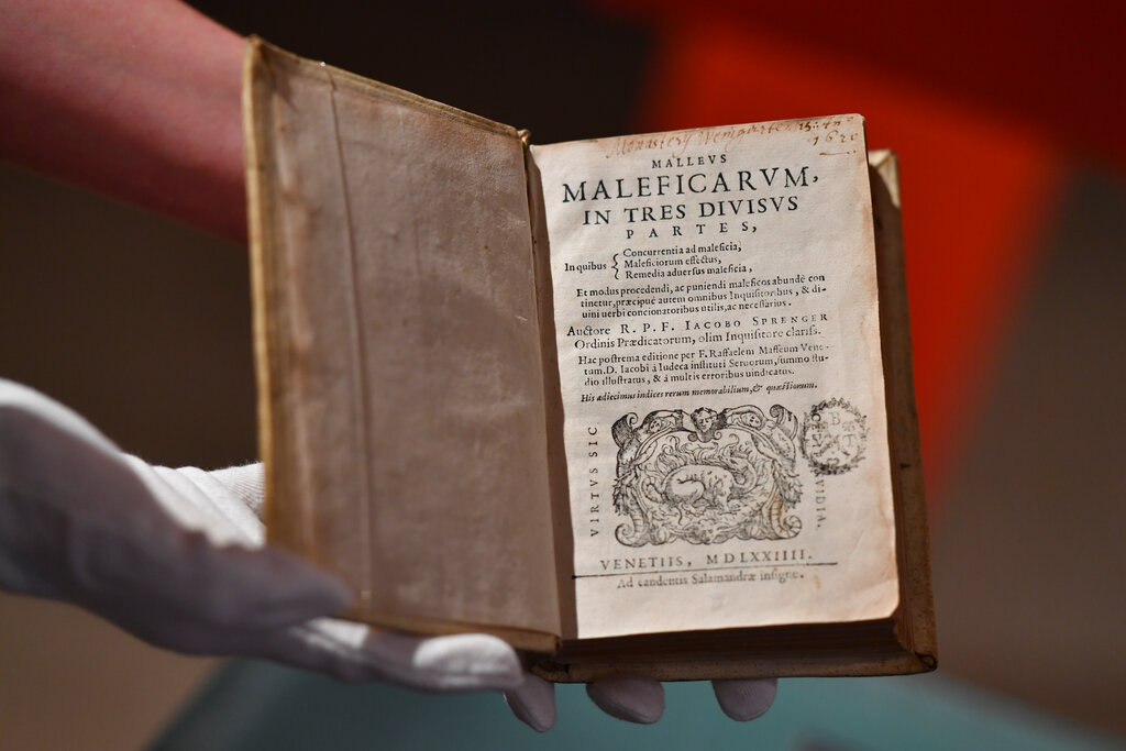 500年禁書再次現身！5萬人曾因「它」死亡　買主親揭驚悚內容