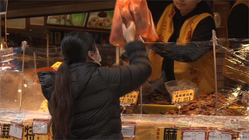 迪化年貨大街買氣旺　堅果.豬肉乾.魷魚絲貴參參 南北貨超貴！