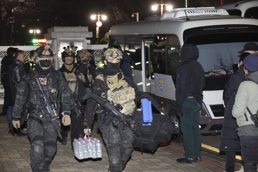 南韓總統尹錫悅宣布全國進入「戒嚴狀態」 大量軍人上街畫面曝