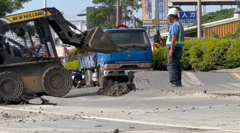 台水管線壓力測試釀爆管　花壇鄉馬路如遭「轟炸」滿地坑洞