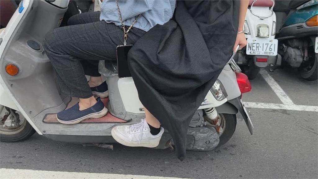裙襬「咬咬」慘遭後輪吞噬卡死 警搶救化解危機