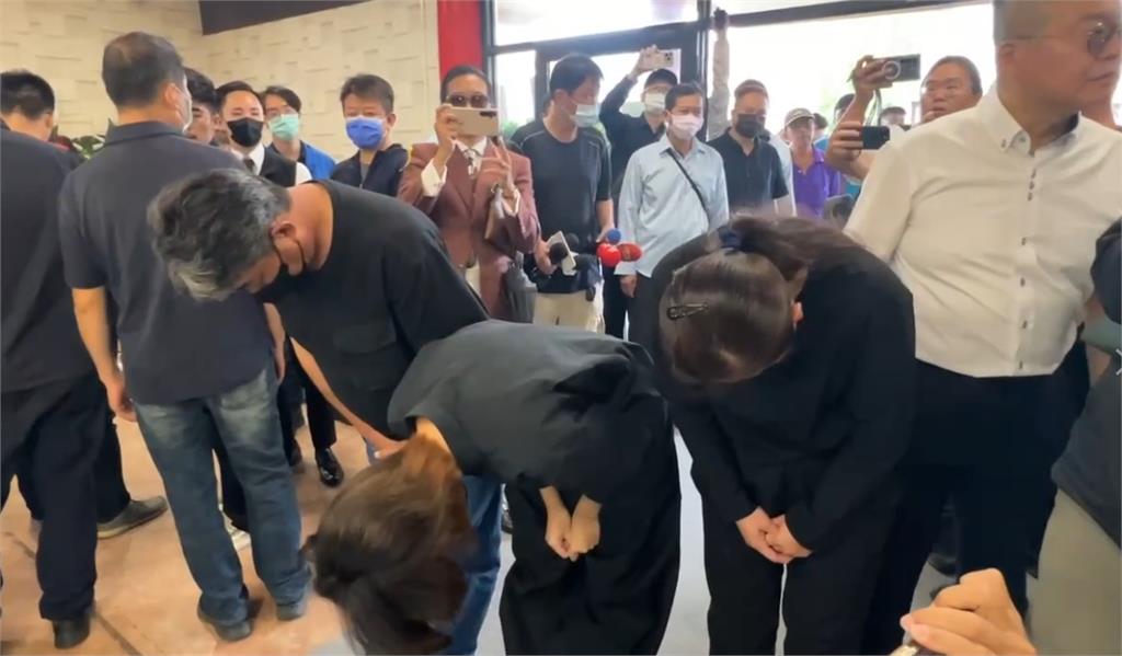 突現身女警告別式！女大生下跪「家屬轉身不看」親友當面嗆：沒誠意就不要進