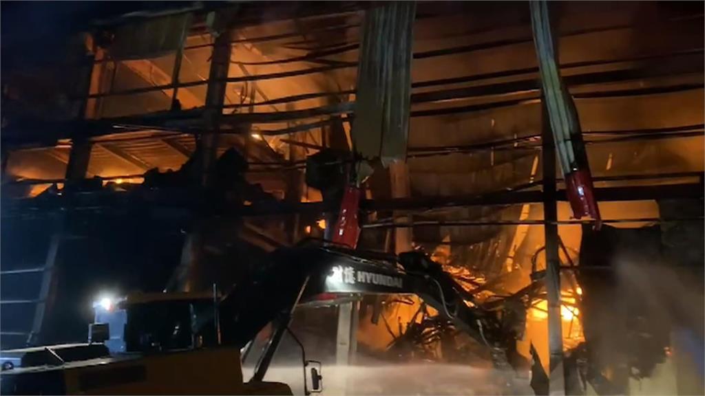 知名肉品供應商富統失火!殘火難滅 警消徹夜灌救2千平方公尺全毀