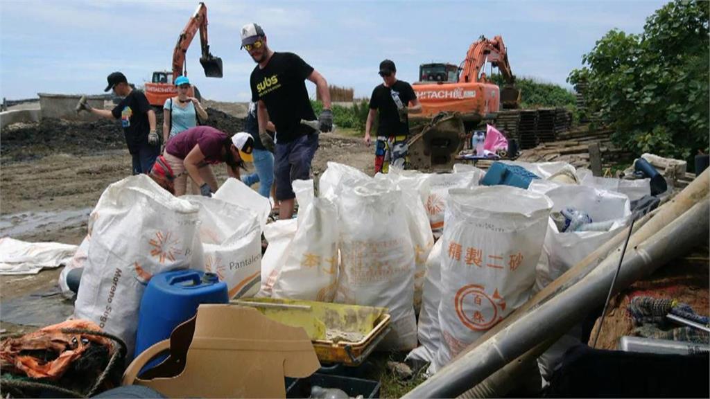 不捨台灣沙灘太多垃圾 紐西蘭職人靠廢塑料打造台味夾腳拖