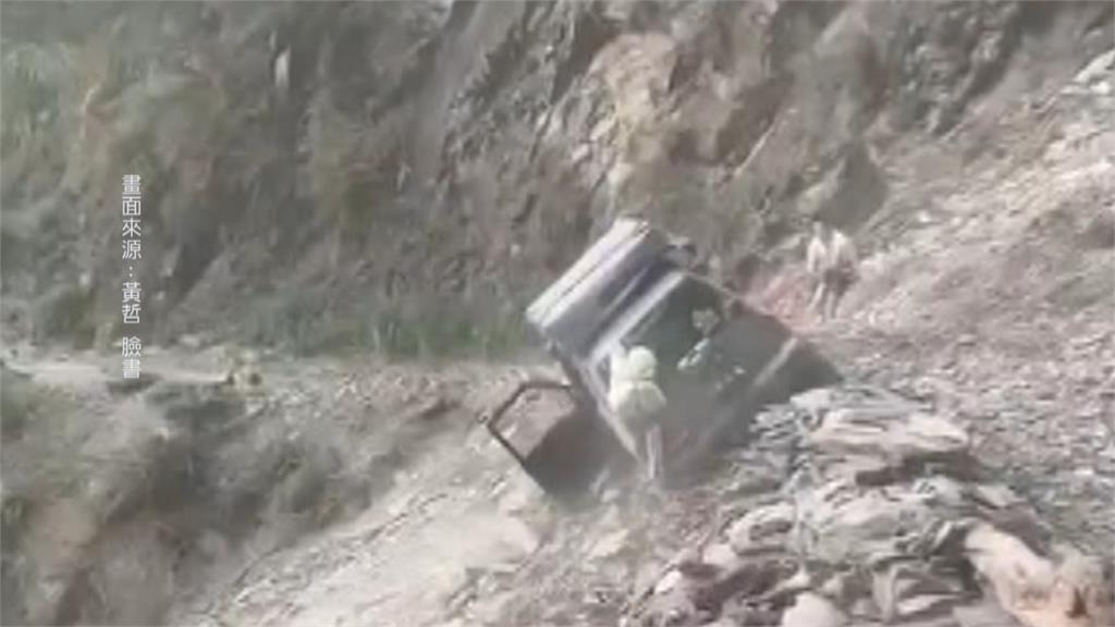 丹大林道落石坍方　吉普車墜60米深山谷超驚險