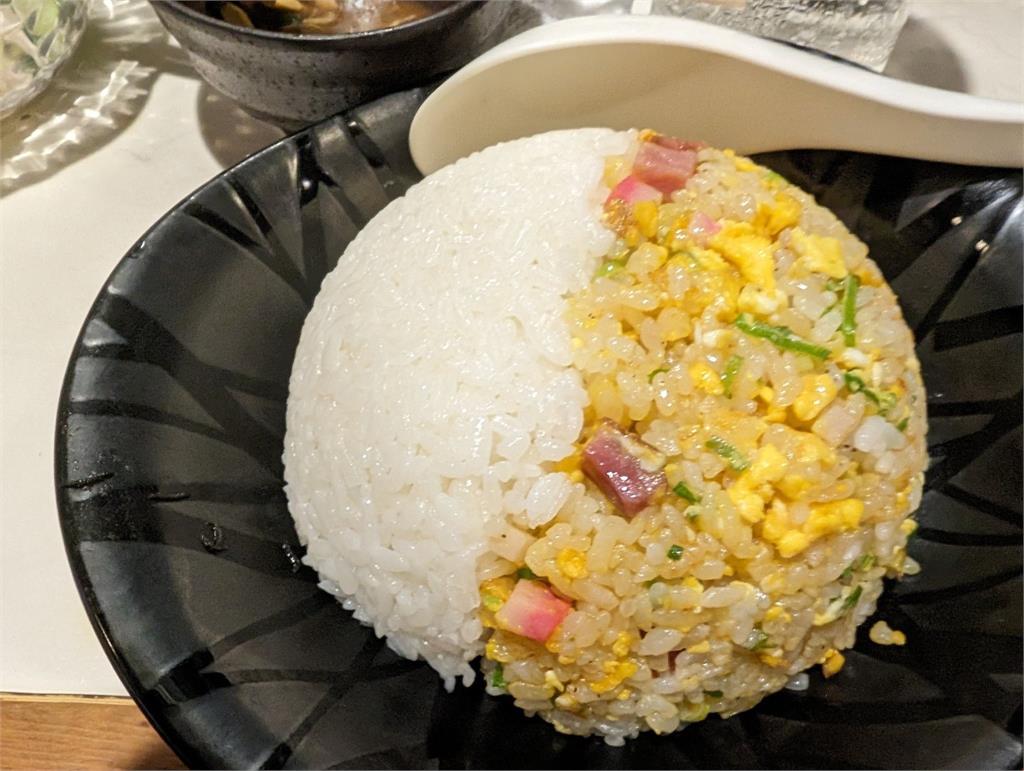 怕吃不完向店員點「半份炒飯」成品上桌他超傻眼!900萬人笑翻:賺翻了