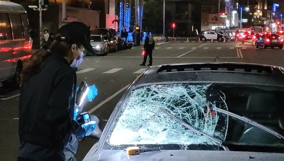 快新聞/高雄發生酒駕車禍事件! 4行人遭波及撞倒在地、1人無生命跡象