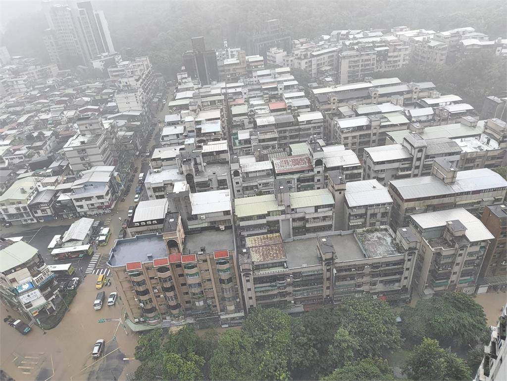 快新聞/暴雨午後狂炸台北!信義區淹水道路成汪洋 網嚇:難道地球要毀滅了?