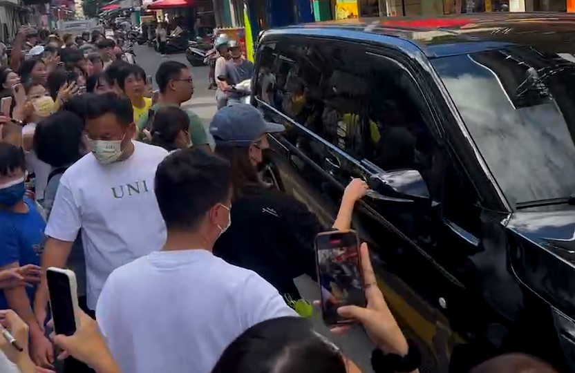 告五人快閃飲料店開幕 合照簽名來者不拒超寵粉