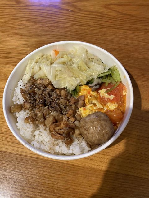 他曝竹科滷肉飯「3配菜＋1貢丸」要花「這價錢」　網看傻：寧願吃兩份麥當勞