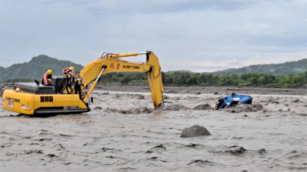 直升機吊掛畫面曝光！屏東高樹溪水暴漲　「2輛砂石車」受困沙洲緊急救援