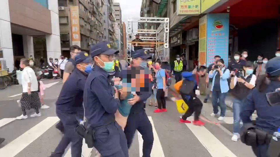 快新聞／陳時中大遊行下午登場　驚傳男子鬧場衝上競選宣傳車