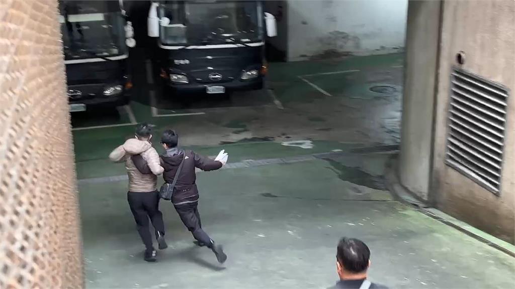 快新聞／袒護自家人？保二警調包真槍械被拘提　戒護警移送人犯竟撞記者當場遭狂嗆