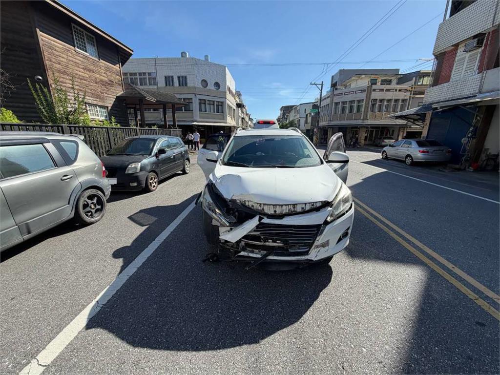 快新聞／奪命瞬間曝光！花蓮騎士買菜遇死劫　白車「沒減速」衝路口直直撞