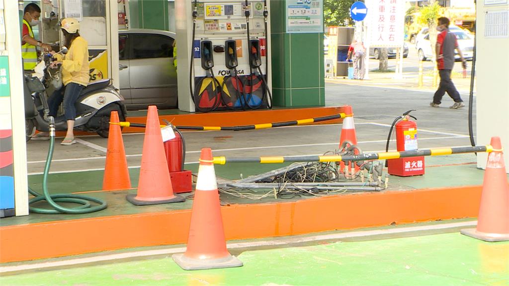 新北載水管貨車「沒測好距離」　加油站收費亭遭衝撞歪斜傾倒