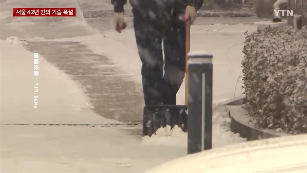 首爾公車打滑釀7傷　單日積雪量創42年來12月份最高紀錄