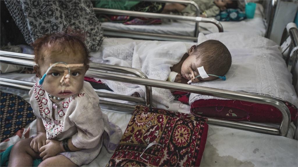 「好餓！」　阿富汗民眾爭搶食物　銀行湧現擠兌人潮　醫療瀕臨崩潰