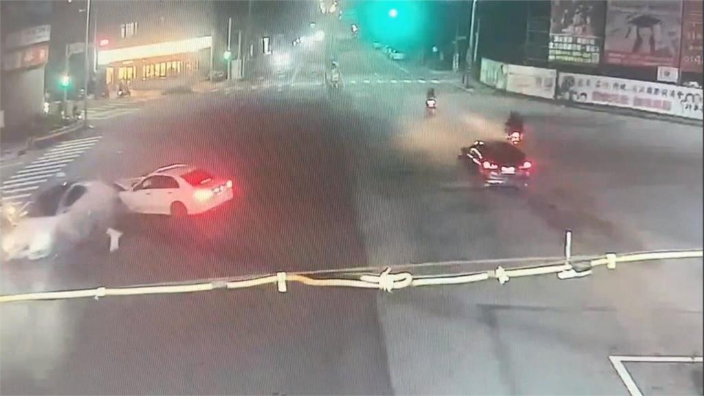兩車擦撞衝進路邊店家 伴手禮店宛如遭到轟炸