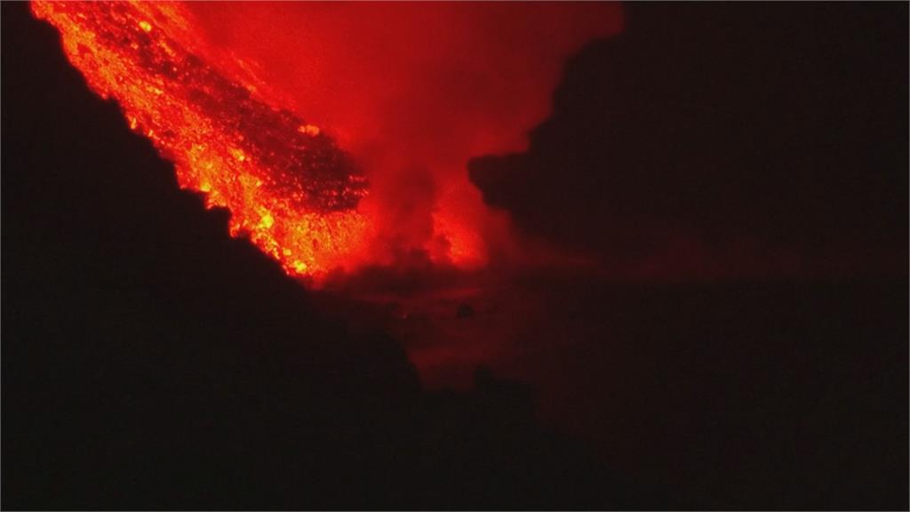 西班牙滾燙岩漿流入海中 釀岩石爆炸.釋放酸性氣體