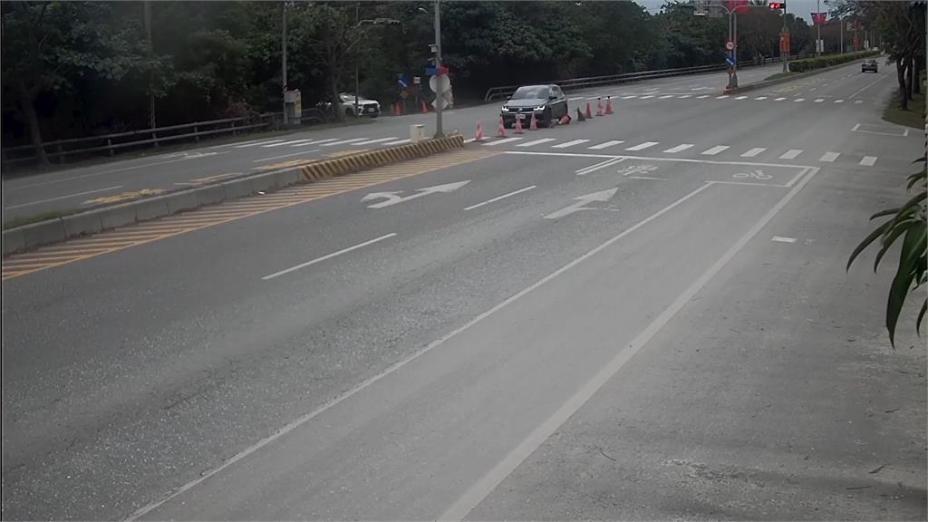 快新聞/撞瞬曝光!花蓮台9線小客車直衝分隔島 車內冒黑煙