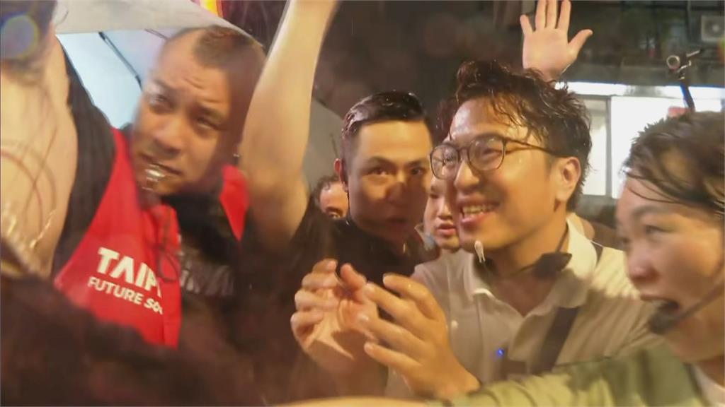 快新聞／下雨也擋不住熱情！「洋流」買爆師大夜市　沈伯洋幽默回藍營舊帳