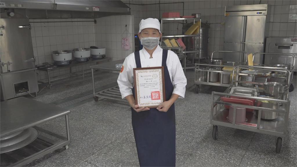 專精料理品質 新生國小校廚獲「金帽獎」肯定