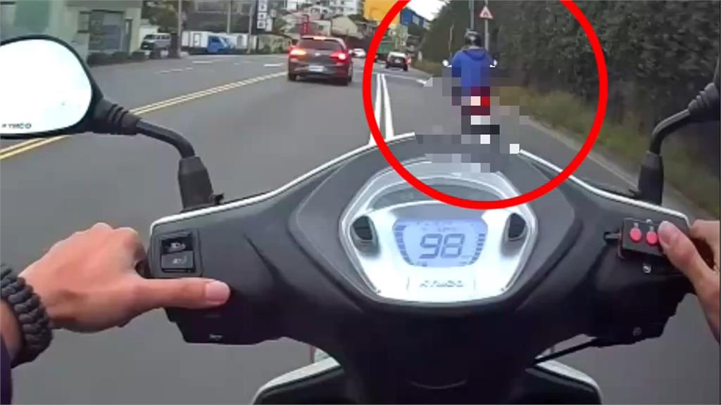 騎士闖紅燈不服取締 機車丟路旁還跑給警察追