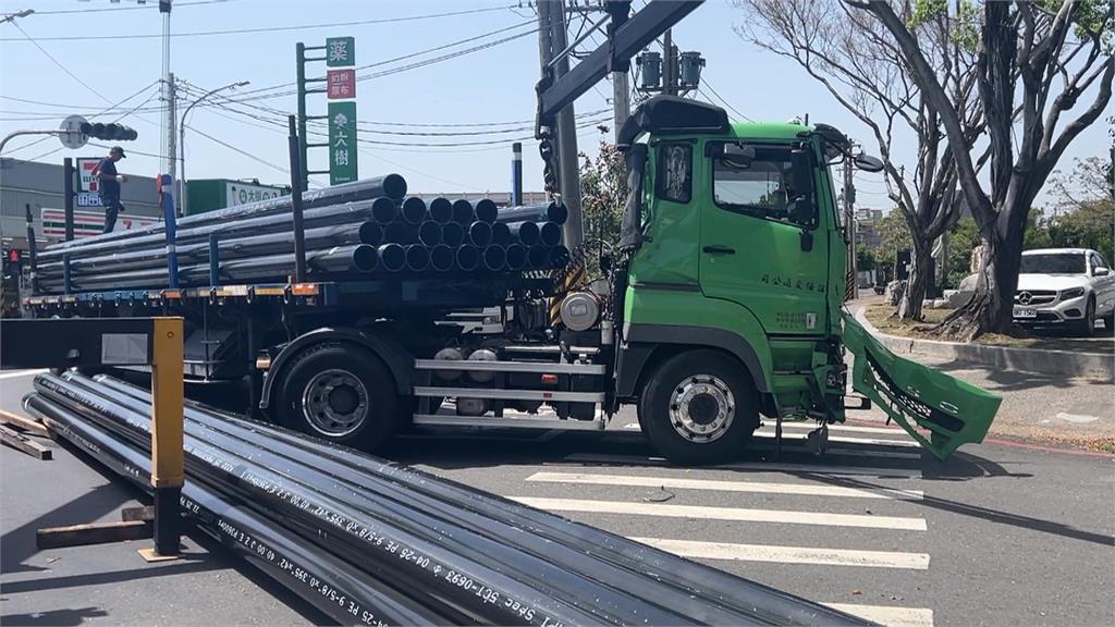 驚險一瞬間! 曳引車碰撞事故 車上鋼管滑落地