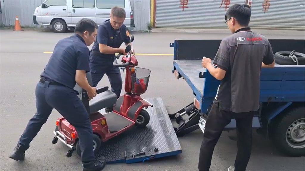 96歲翁騎"電輔車"沒電冒險推車 熱心警護送人車返家