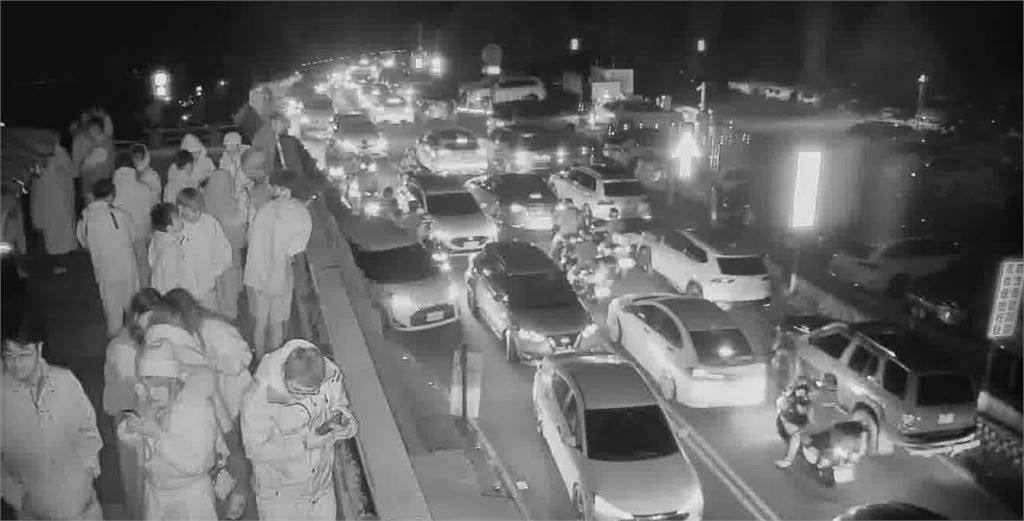 武嶺賓士男「停路中擋200車」塞爆！車主竟「逃罰單」警方揭背後原因