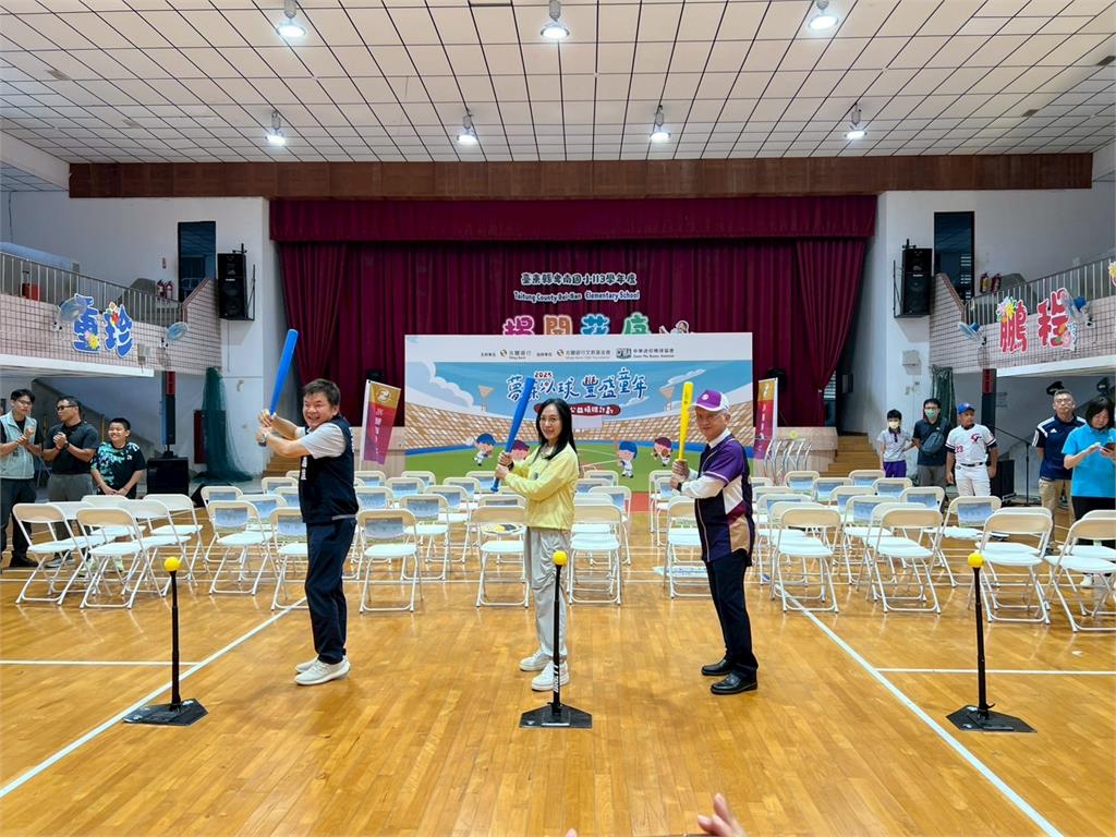 延續台東棒球傳教士精神！陳瑩.莊瑞雄攜手企業捐贈迷你棒球球具 
