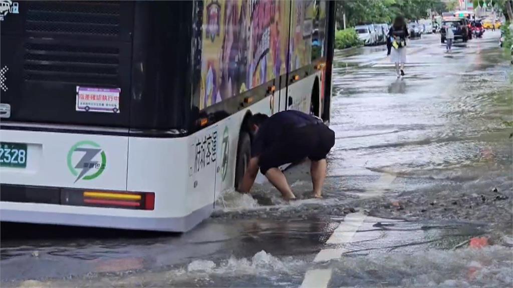 台南市東區水管線破裂　路面塌陷公車卡路中　全力搶修中