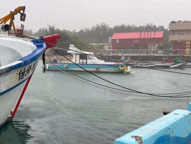 台中風王在海線　直擊民眾看海　朦朧美　冒雨拜媽祖