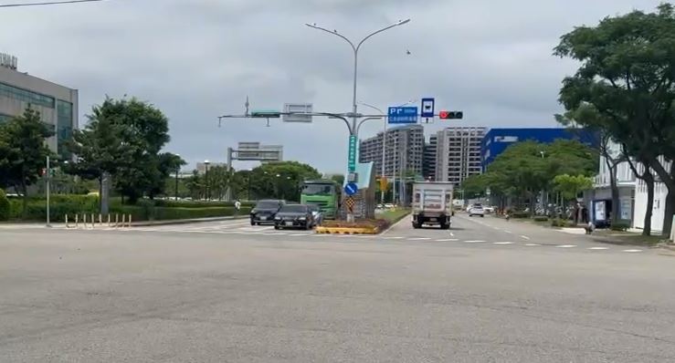 桃園高鐵站前過馬路如「跑百米賽」 35秒得衝過6車道