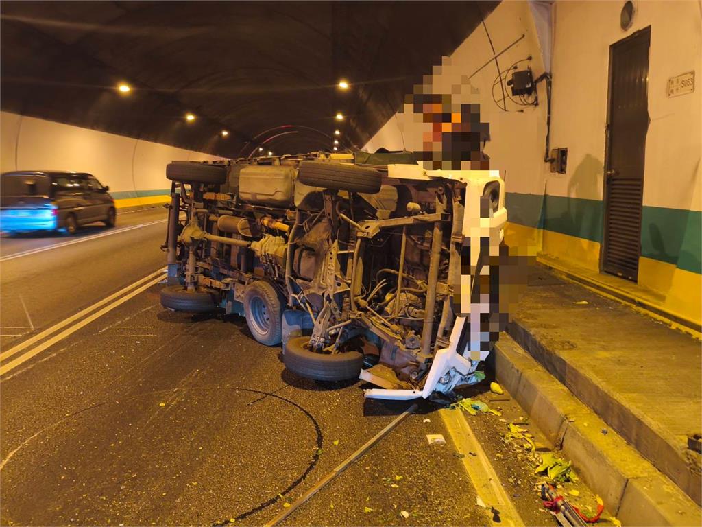 快新聞/小貨車急換車道自撞翻車 國3「青菜灑滿地」