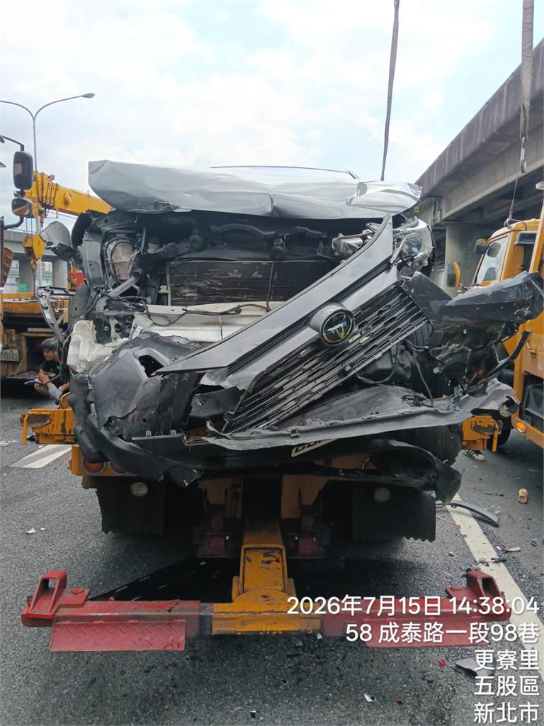 快新聞/駕駛注意!國1五股段6車追撞釀2傷 現場嚴重回堵
