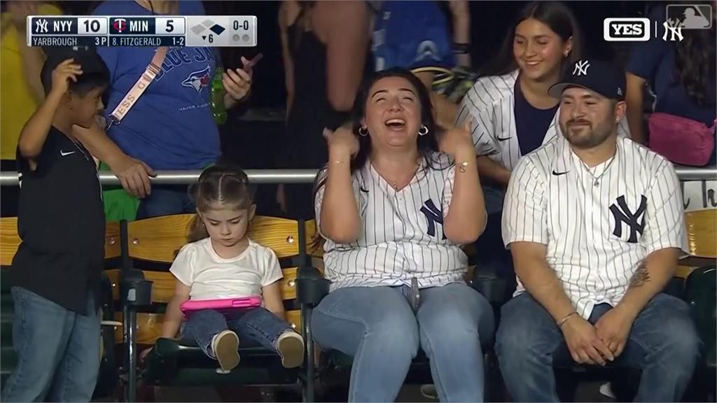 MLB(影)／超淡定金髮小妹！洋基球迷求婚嗨翻球場　她「只興奮2秒」意外爆紅