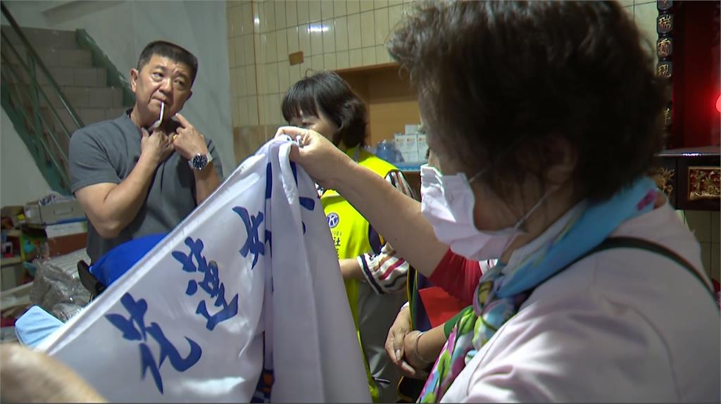 暖!癌末患者「吳哲仲」無懼咽癌病痛 災區裡扛著物資四處發放