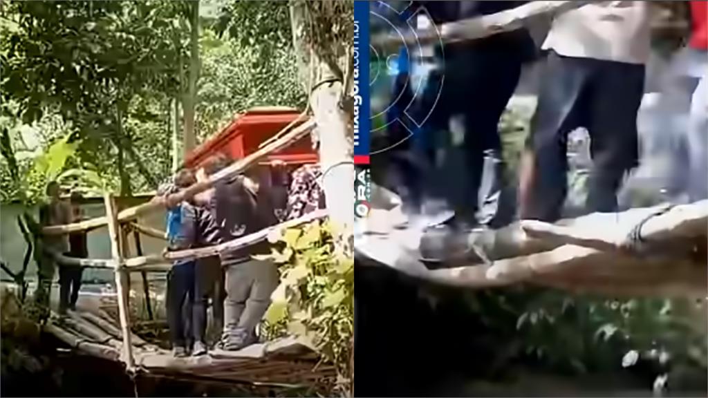 木橋「瞬間斷裂」送葬隊伍多人落水！棺木被沖開「遺體漂出」眾人急撈畫面曝光