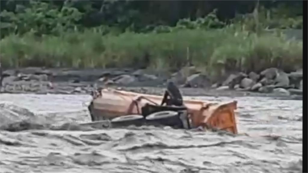 荖濃溪水暴漲　2砂石車快被淹沒　4人受困沙洲　怪手.直升機成功救援
