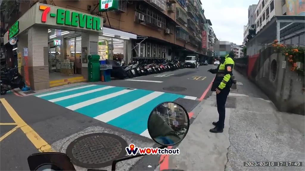 路口連讓警察過斑馬線2次 騎士:這陷阱我是不會中的