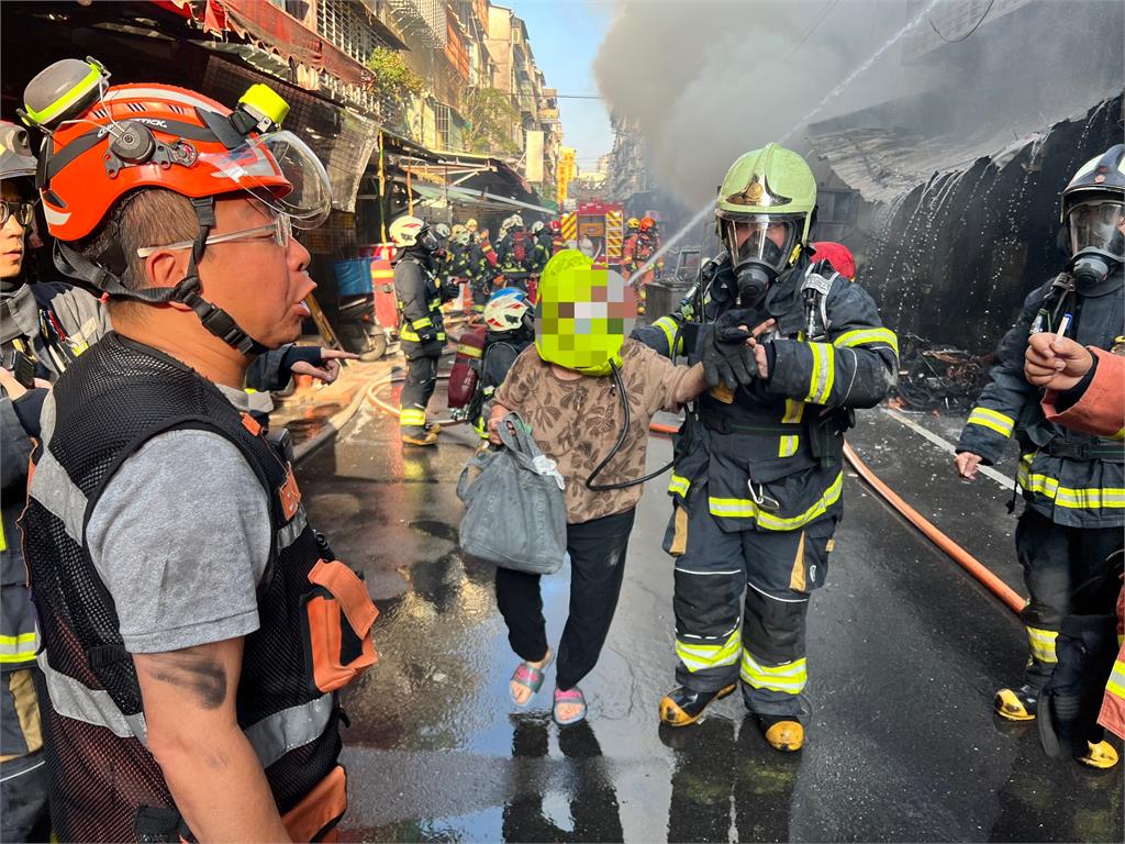 快新聞／新北公寓清晨驚傳火警！1樓全面燃燒　57人緊急疏散、14人送醫