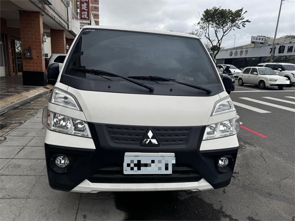 小貨車駕駛勾斷遮斷桿 戴安全帽下車「滅證」後逃逸