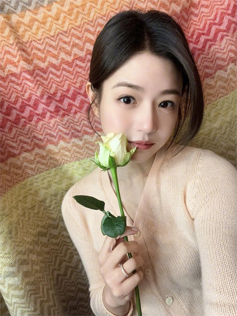 不甩婚變!陳妍希「緊摟小鮮肉」私下真面目被撞見 網驚:哇好甜